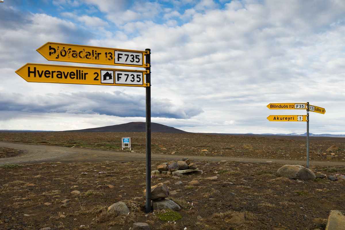 Yellow F-road signposts for F35 to Hveravellir, Blönduós, Gullfoss, and Akureyri in the Highlands.